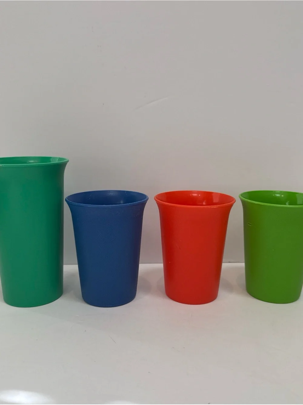 Tupperware drink cups kids lot 4 two sizes.